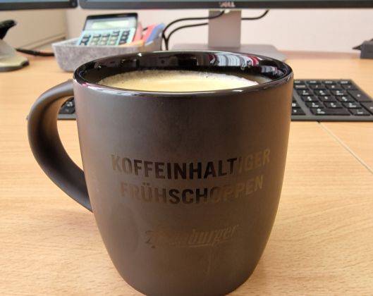 Tasse *koffeinhaltiger Frühschoppen*